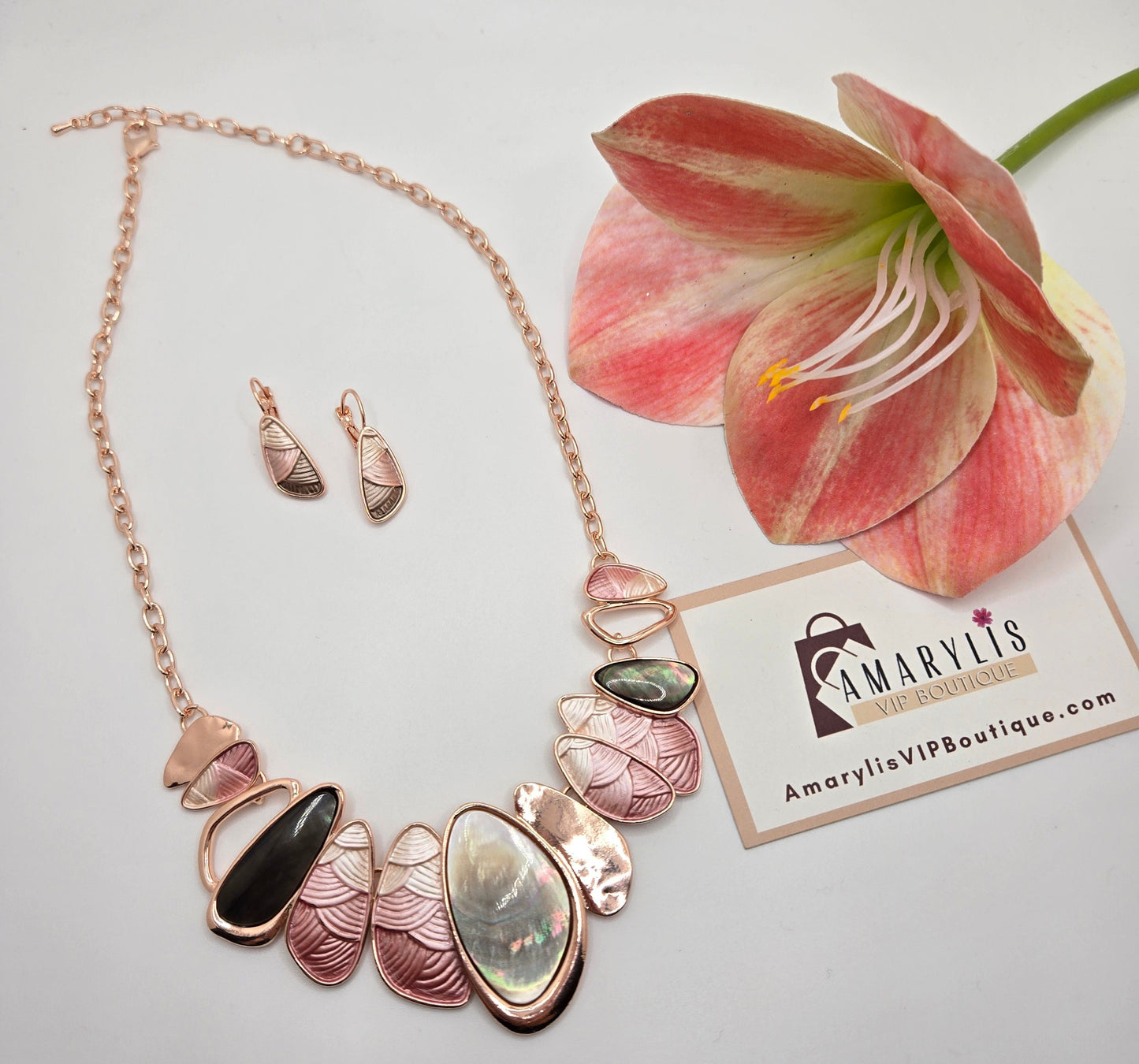 Boho Necklace, Statement Jewelry, Rose Gold Necklace, Iridescent Pendant, Nature-Inspired Jewelry, Chic Accessories, Women’s Jewelry, Adjustable Necklace, Boho Fashion, Elegant Jewelry