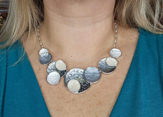 JewelrySet #CircleJewelry #SilverToneAccessories #ModernJewelry #GrayAndWhiteTones #MinimalistStyle #ElegantJewelry #TimelessDesign #NecklaceAndEarrings #BohoChicAccessories #EverydayGlam #SophisticatedStyle