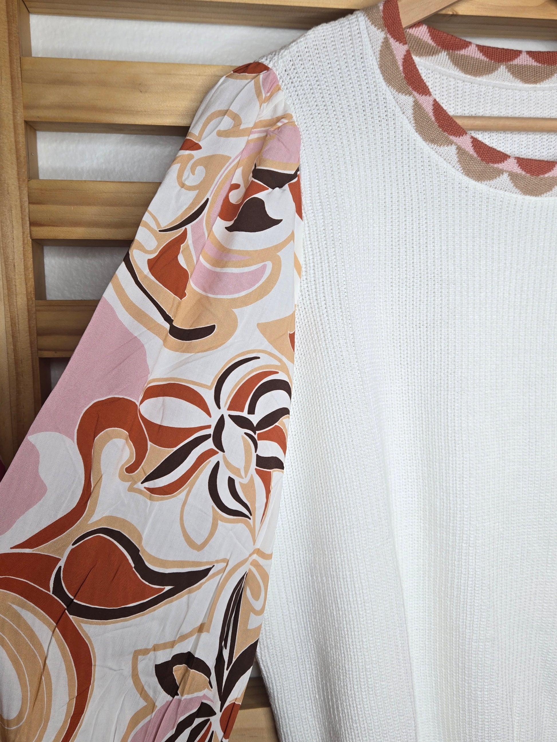 #LanternSleeves #ChicSweater #BohoStyle #CozyVibes #FallFashion #BohoChic #ElegantStyle #FashionInspo #SweaterWeather #StatementSleeves #FeminineFashion #CasualChic #EffortlessStyle #amarylisvipboutique