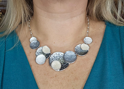 JewelrySet #CircleJewelry #SilverToneAccessories #ModernJewelry #GrayAndWhiteTones #MinimalistStyle #ElegantJewelry #TimelessDesign #NecklaceAndEarrings #BohoChicAccessories #EverydayGlam #SophisticatedStyle