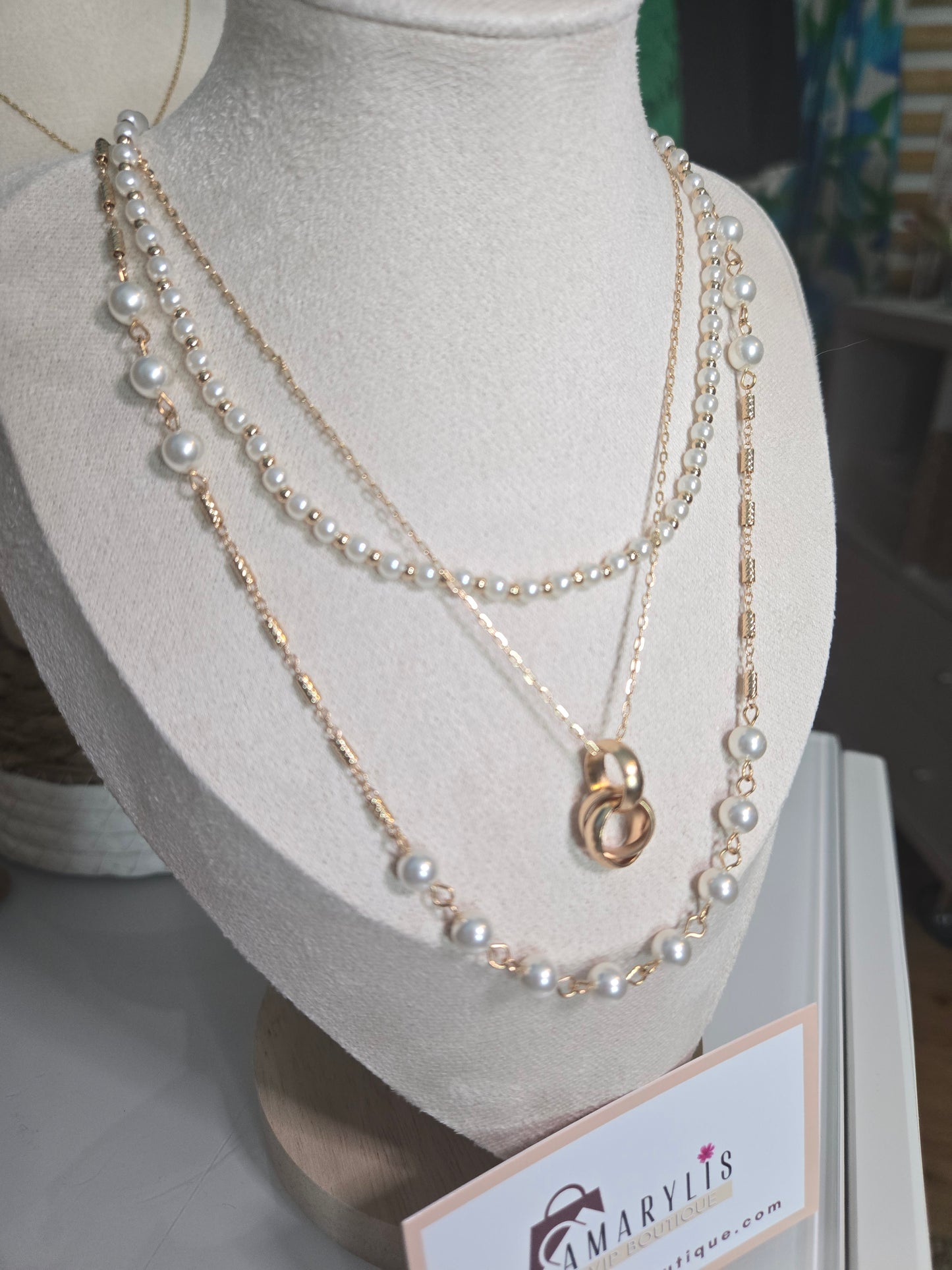 pearl necklace, layered necklace, chain link jewelry, modern feminine style, statement necklace, boho chic accessories, gift for her