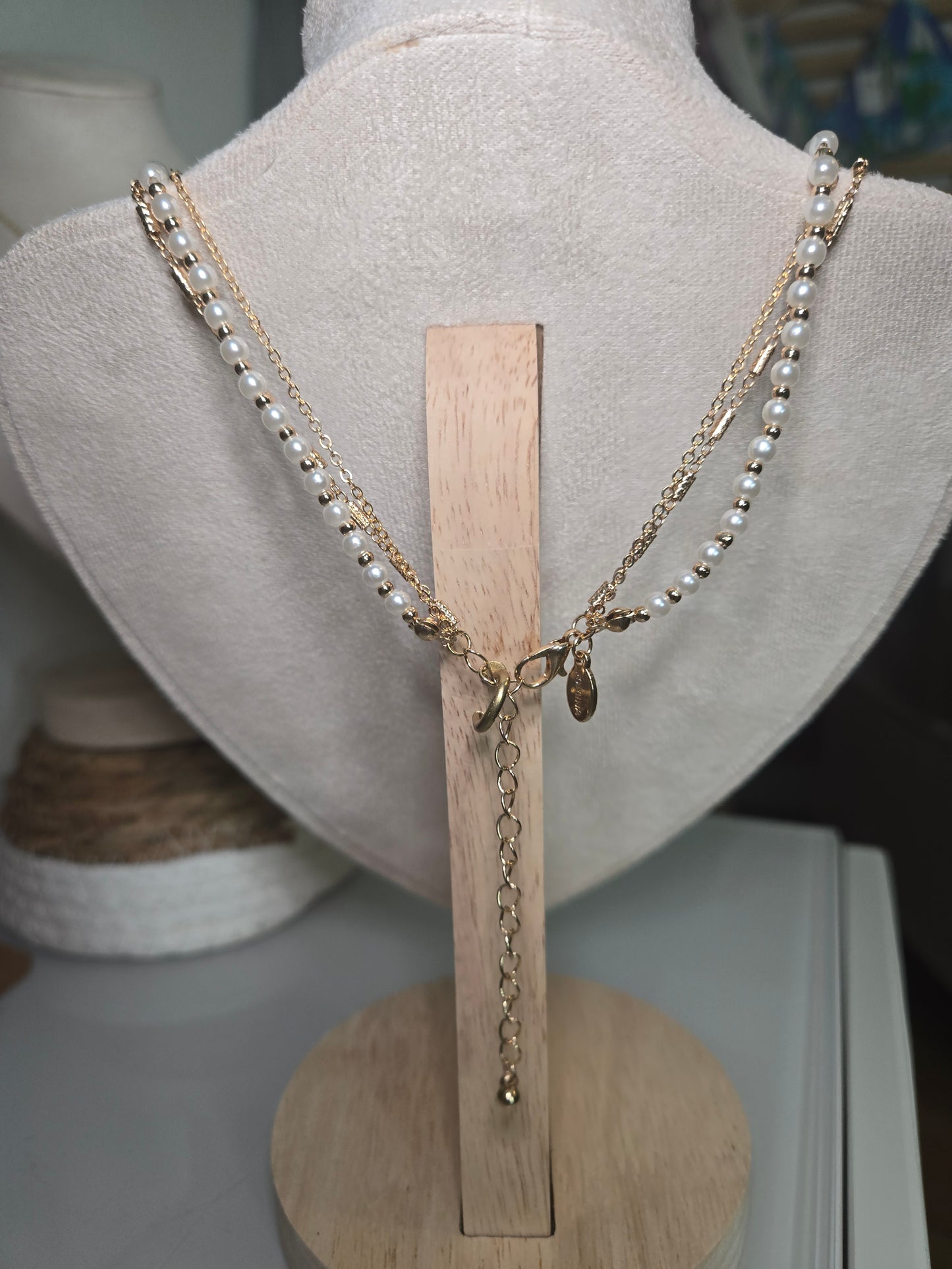 pearl necklace, layered necklace, chain link jewelry, modern feminine style, statement necklace, boho chic accessories, gift for her