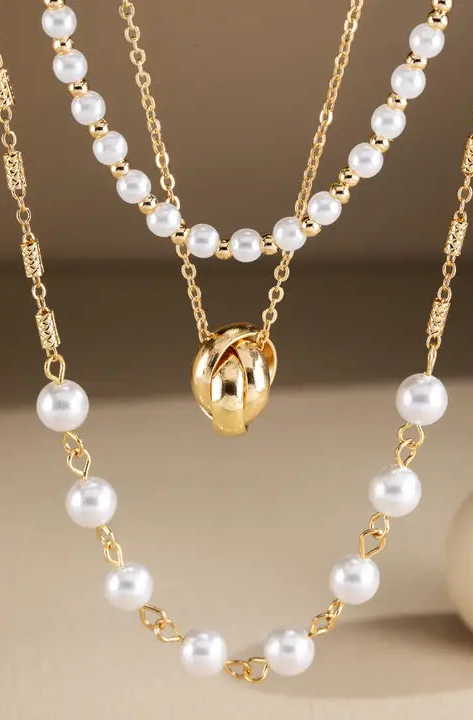 pearl necklace, layered necklace, chain link jewelry, modern feminine style, statement necklace, boho chic accessories, gift for her