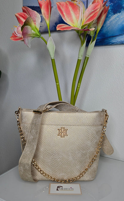 bucket bag, vegan leather, convertible bag, two straps, everyday purse, crossbody, gold chain strap, boho chic, roomy handbag, modern classic,amarylis vip boutique, caroline hill