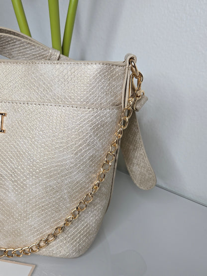 bucket bag, vegan leather, convertible bag, two straps, everyday purse, crossbody, gold chain strap, boho chic, roomy handbag, modern classic,amarylis vip boutique, caroline hill