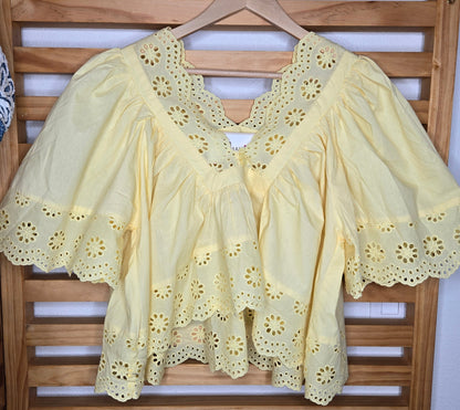 #BohoStyle, #FeminineLook, #EyeletDetail, #LightAndBreezy, #SummerTop, #EverydayStyle, #RomanticVibes, #EffortlessStyle, #ChicAndComfy, #WardrobeStaple, #ConservativeFashion, #BohoChic, #StylishEssentials, #SoftFeminineStyle, #LookDelicado #yellow