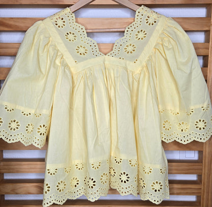 #BohoStyle, #FeminineLook, #EyeletDetail, #LightAndBreezy, #SummerTop, #EverydayStyle, #RomanticVibes, #EffortlessStyle, #ChicAndComfy, #WardrobeStaple, #ConservativeFashion, #BohoChic, #StylishEssentials, #SoftFeminineStyle, #LookDelicado #yellow
