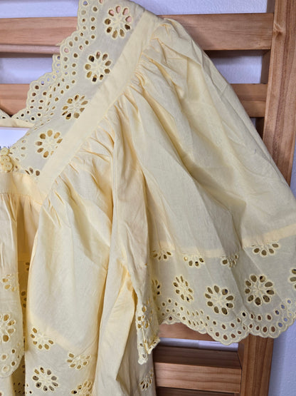 #BohoStyle, #FeminineLook, #EyeletDetail, #LightAndBreezy, #SummerTop, #EverydayStyle, #RomanticVibes, #EffortlessStyle, #ChicAndComfy, #WardrobeStaple, #ConservativeFashion, #BohoChic, #StylishEssentials, #SoftFeminineStyle, #LookDelicado #yellow