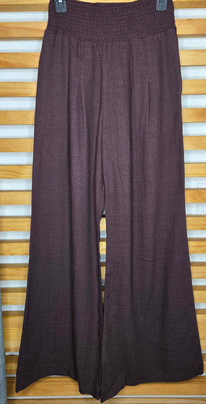 #HighWaistPants #ChicStyle #BohoElegance #ComfortAndStyle #WardrobeEssentials #TimelessFashion #EffortlessChic #TrendyLooks #SmockedWaist #SidePockets #ClassicVibes