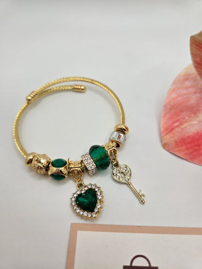 bracelet, charm bracelet, adjustable bracelet, green bracelet, green tones, elegant bracelet, personalized jewelry, trendy accessory, fashionable bracelet, gift idea, women's jewelry, charm accessories, adjustable jewelry, stylish bracelet, green-themed bracelet