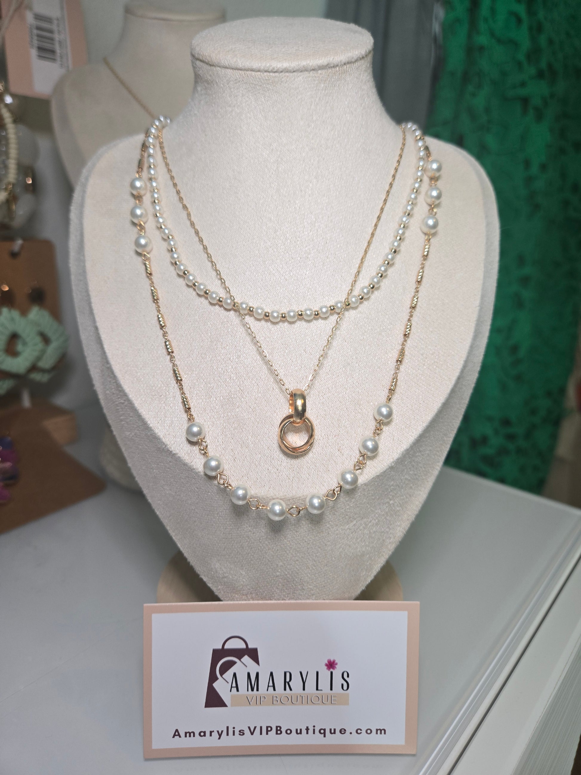 pearl necklace, layered necklace, chain link jewelry, modern feminine style, statement necklace, boho chic accessories, gift for her